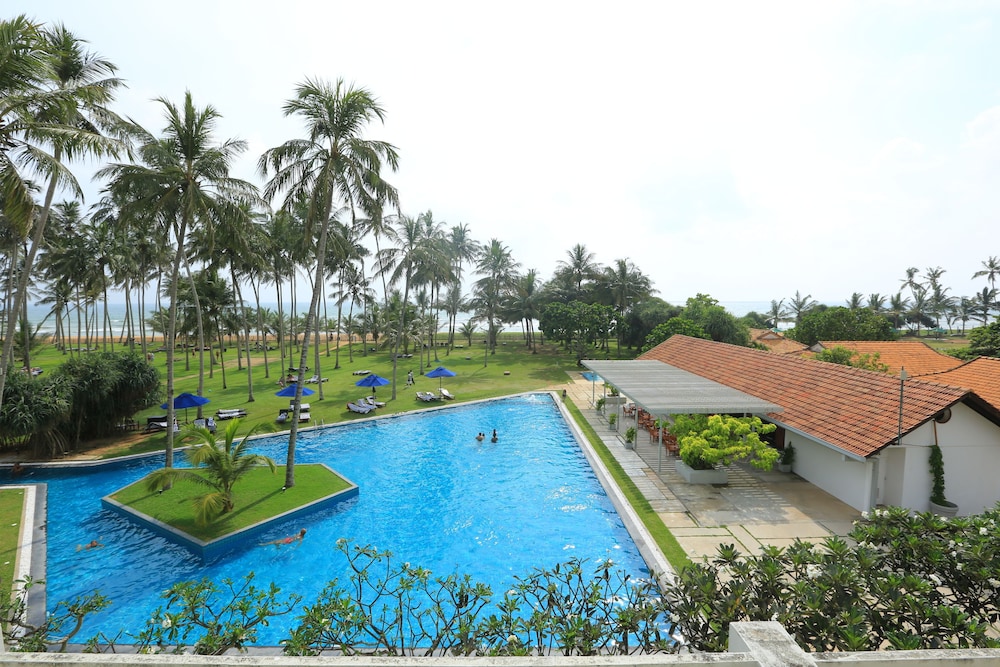 The Blue Water - Geoffrey Bawa Heritage Resort Hotel — Swimming pool in Wadduwa