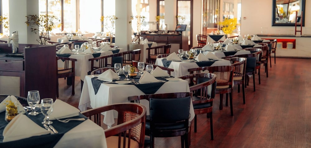 The Blue Water - Geoffrey Bawa Heritage Resort Hotel — Restaurant & bars in Wadduwa