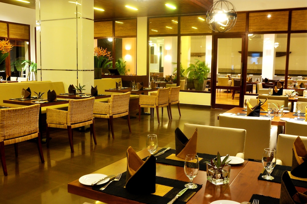 The Blue Water - Geoffrey Bawa Heritage Resort Hotel — Restaurant & bars in Wadduwa