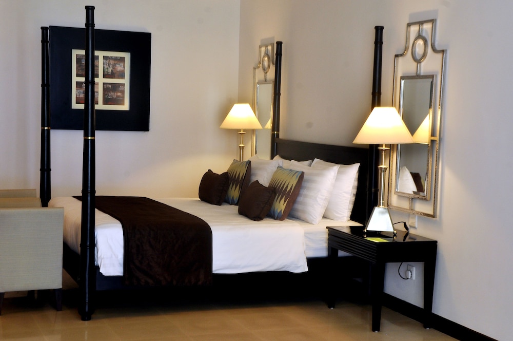 The Blue Water - Geoffrey Bawa Heritage Resort Hotel — Hotel rooms in Wadduwa