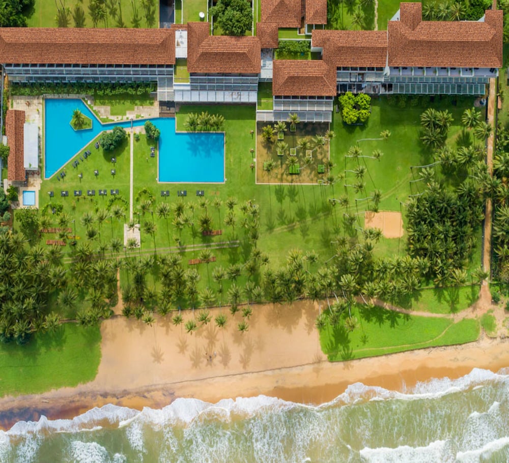 The Blue Water - Geoffrey Bawa Heritage Resort Hotel — Beach in Wadduwa