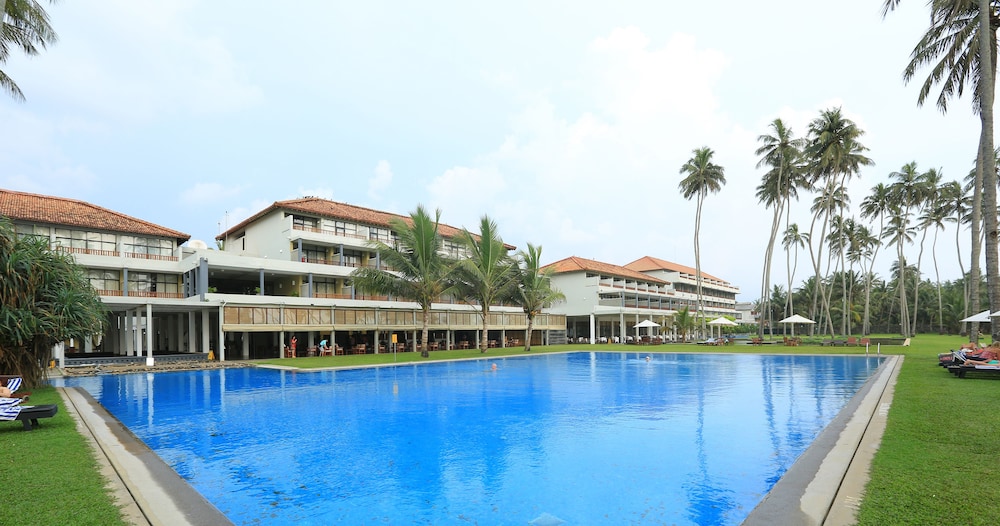 The Blue Water - Geoffrey Bawa Heritage Resort Hotel — Swimming pool in Wadduwa