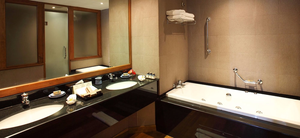 The Blue Water - Geoffrey Bawa Heritage Resort Hotel — Hotel rooms in Wadduwa