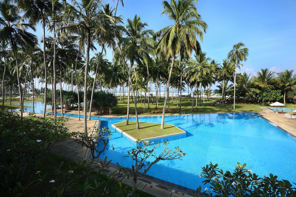 The Blue Water - Geoffrey Bawa Heritage Resort Hotel — Swimming pool in Wadduwa