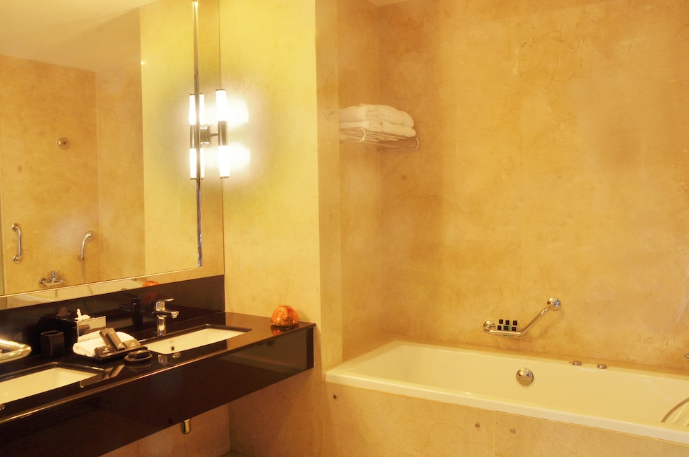 The Blue Water - Geoffrey Bawa Heritage Resort Hotel — Hotel rooms in Wadduwa