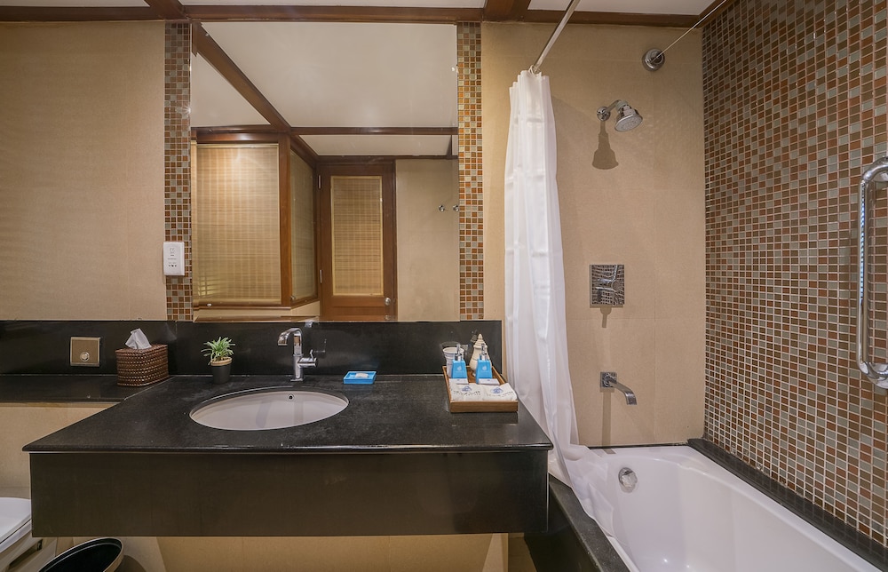 The Blue Water - Geoffrey Bawa Heritage Resort Hotel — Hotel rooms in Wadduwa