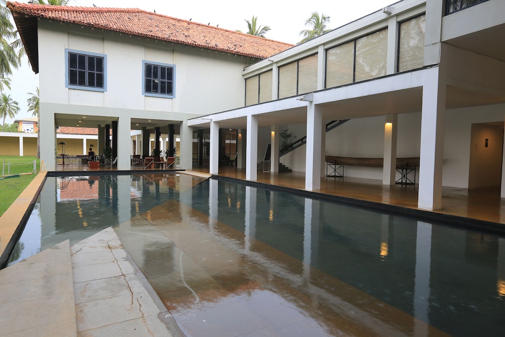 The Blue Water - Geoffrey Bawa Heritage Resort Hotel — Swimming pool in Wadduwa