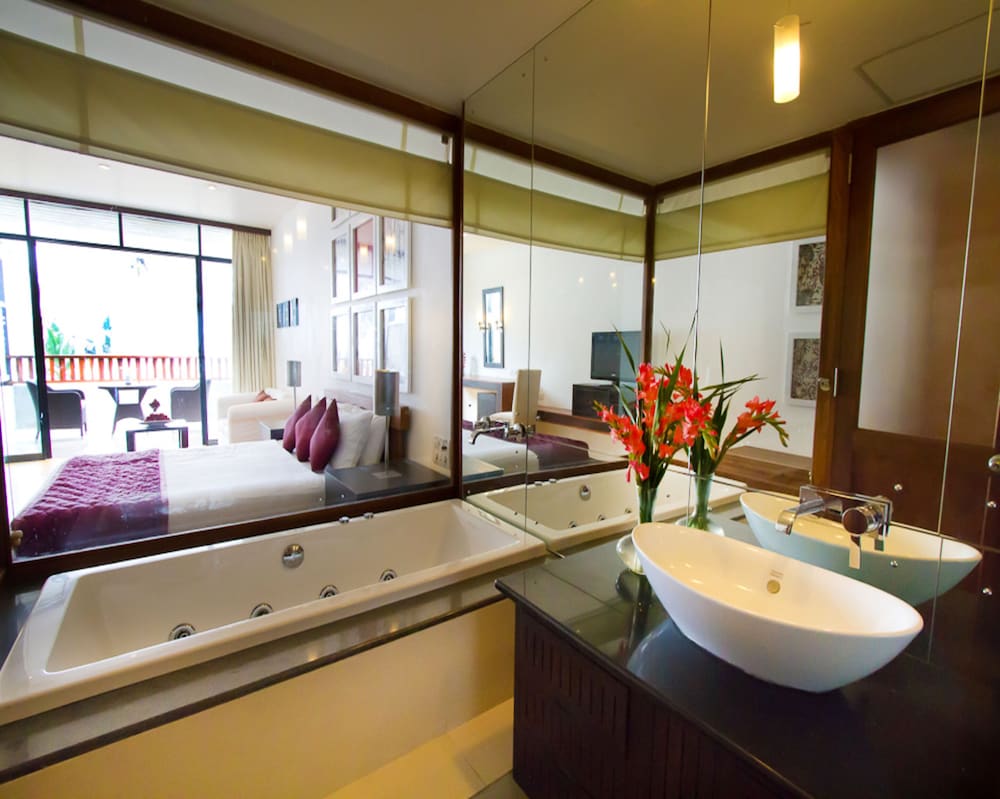 The Blue Water - Geoffrey Bawa Heritage Resort Hotel — Hotel rooms in Wadduwa