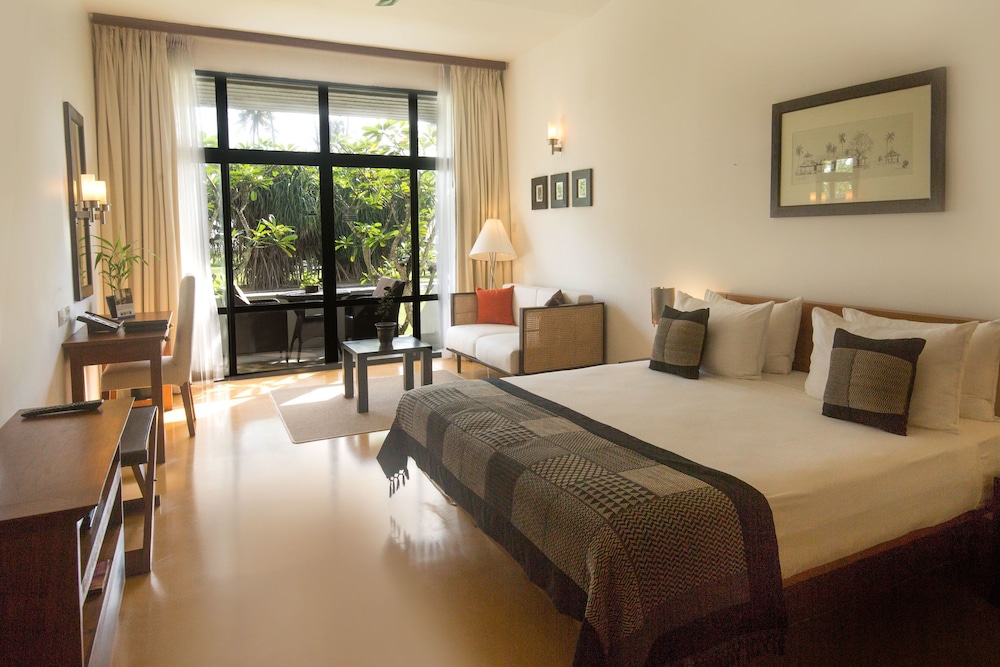 The Blue Water - Geoffrey Bawa Heritage Resort Hotel — Hotel rooms in Wadduwa