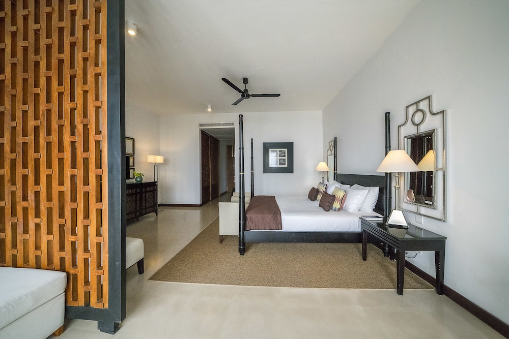 The Blue Water - Geoffrey Bawa Heritage Resort Hotel — Hotel rooms in Wadduwa
