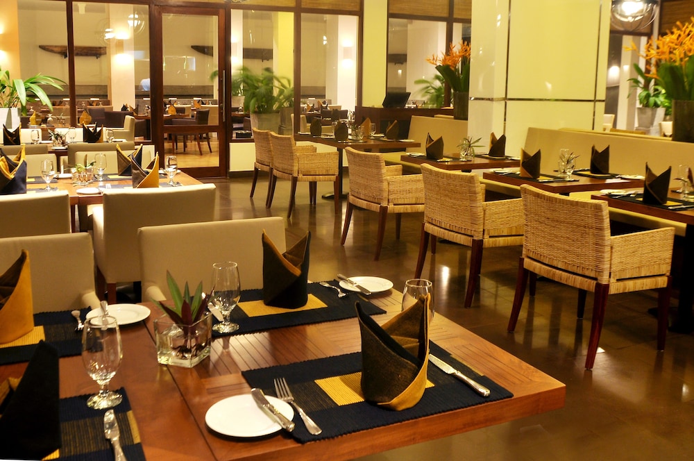 The Blue Water - Geoffrey Bawa Heritage Resort Hotel — Restaurant & bars in Wadduwa