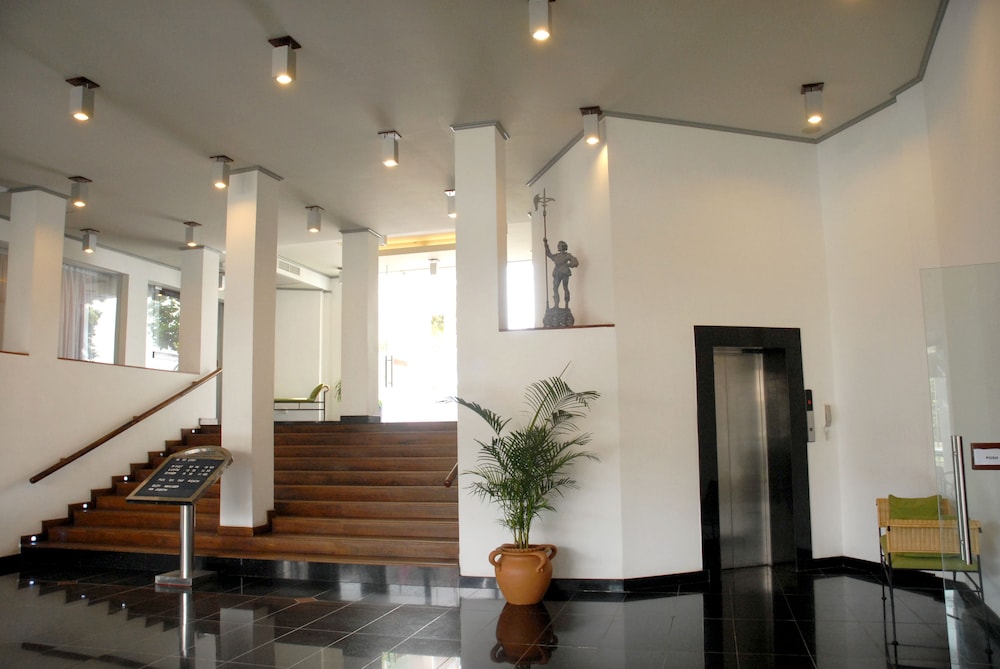 Camelot Beach Hotel — Hotel building in Negombo, Western Province