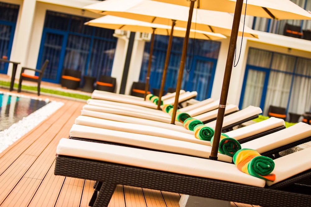 Camelot Beach Hotel — Swimming pool in Negombo, Western Province