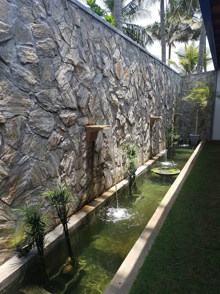 Camelot Beach Hotel — Hotel building in Negombo, Western Province