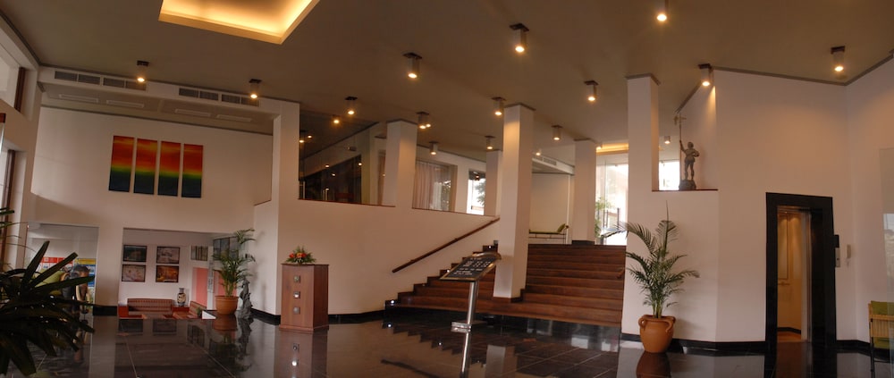 Camelot Beach Hotel — Hotel building in Negombo, Western Province