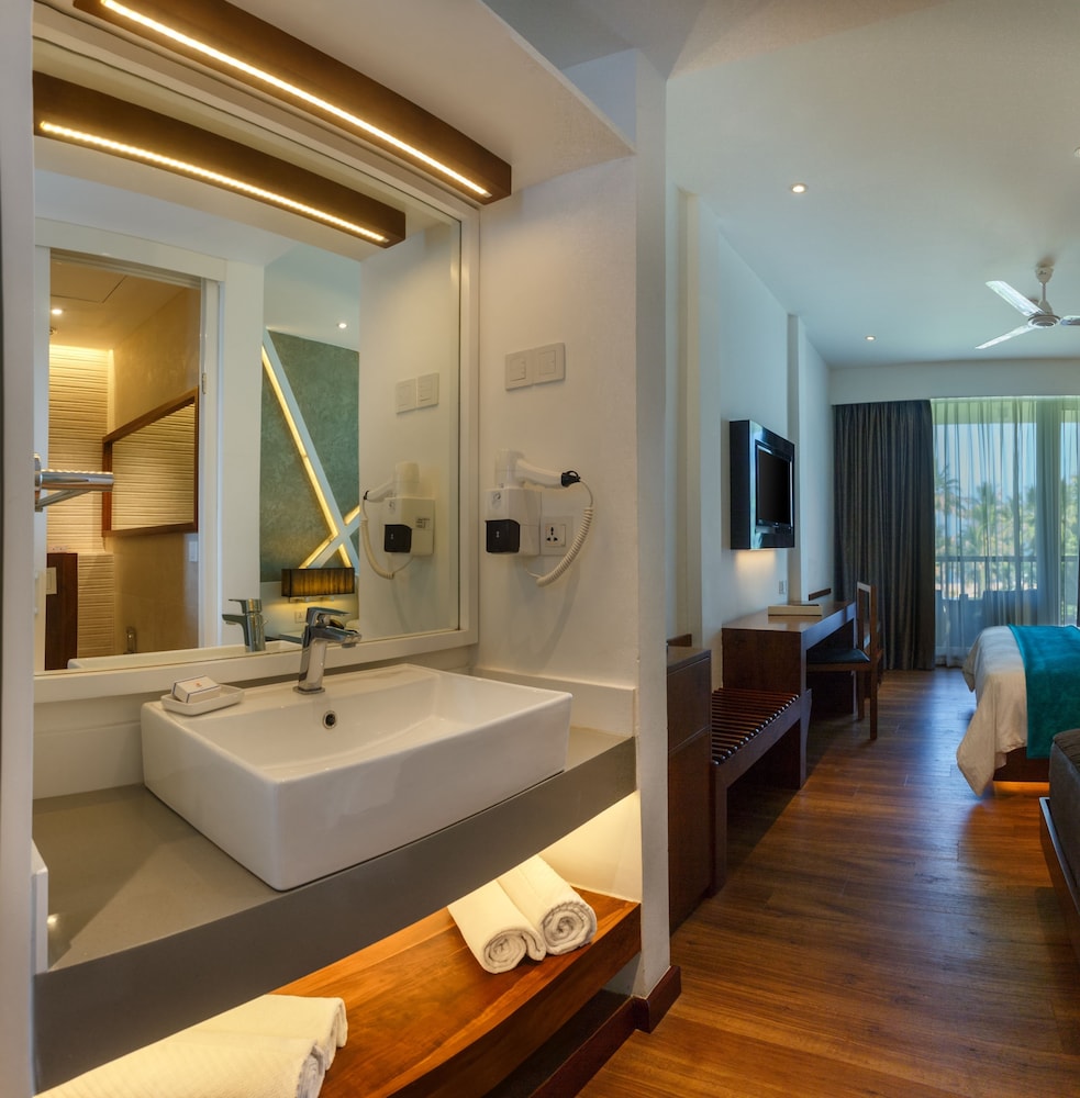Camelot Beach Hotel — Hotel rooms in Negombo, Western Province