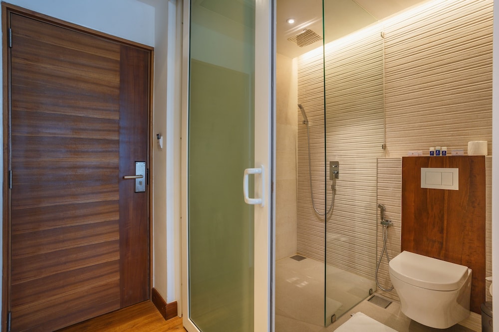 Camelot Beach Hotel — Hotel rooms in Negombo, Western Province