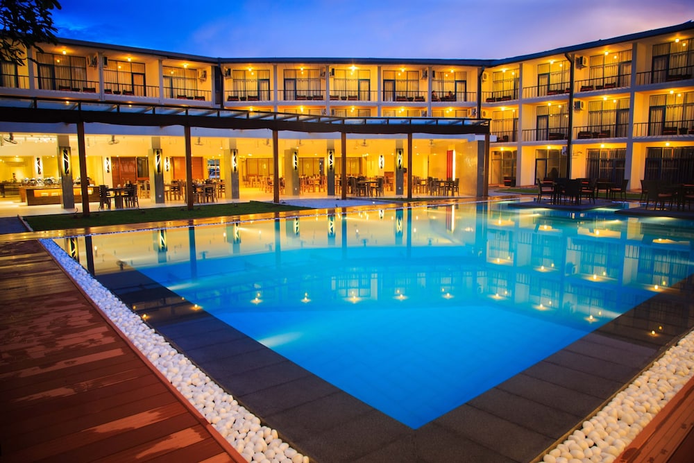 Camelot Beach Hotel — Hotel building in Negombo, Western Province