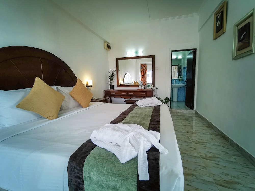Camelot Beach Hotel — Hotel rooms in Negombo, Western Province