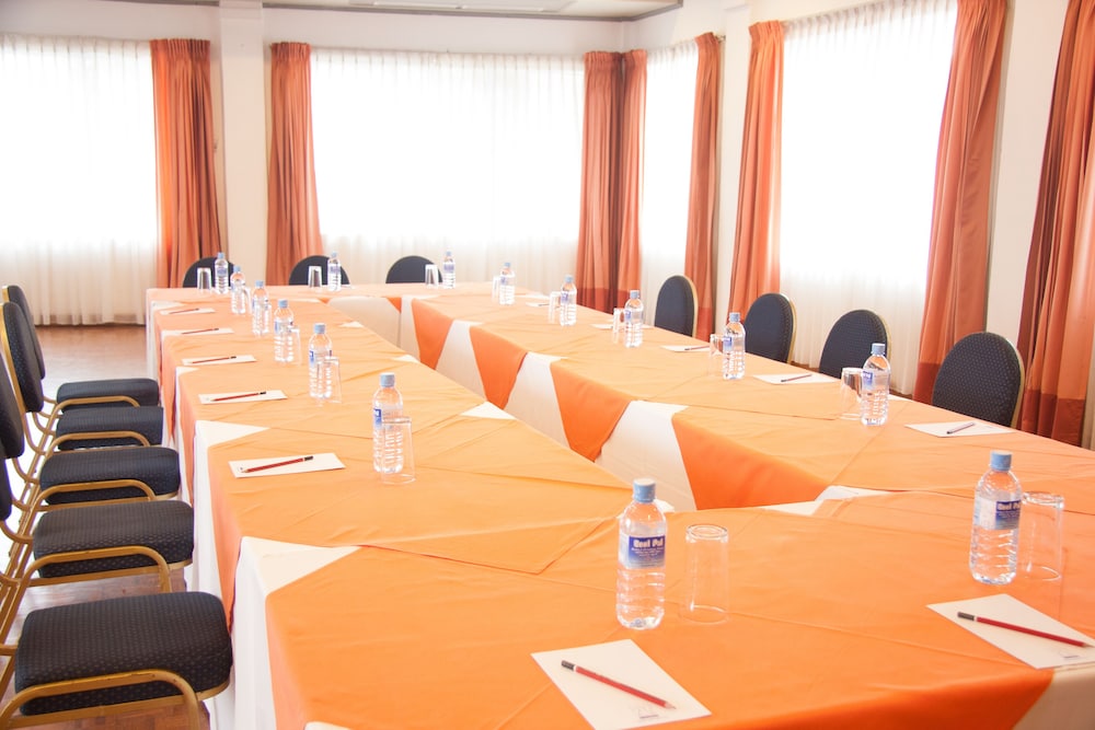 Camelot Beach Hotel — Hotel building in Negombo, Western Province