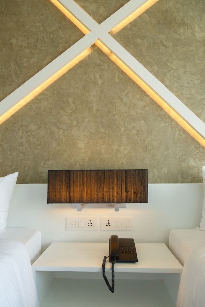 Camelot Beach Hotel — Hotel rooms in Negombo, Western Province
