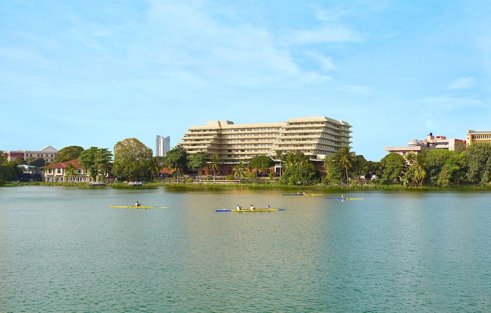Cinnamon Lakeside Colombo — Hotel building in Colombo, Western Province