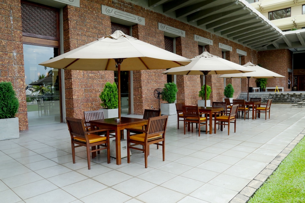 Cinnamon Lakeside Colombo — Restaurant & bars in Colombo, Western Province