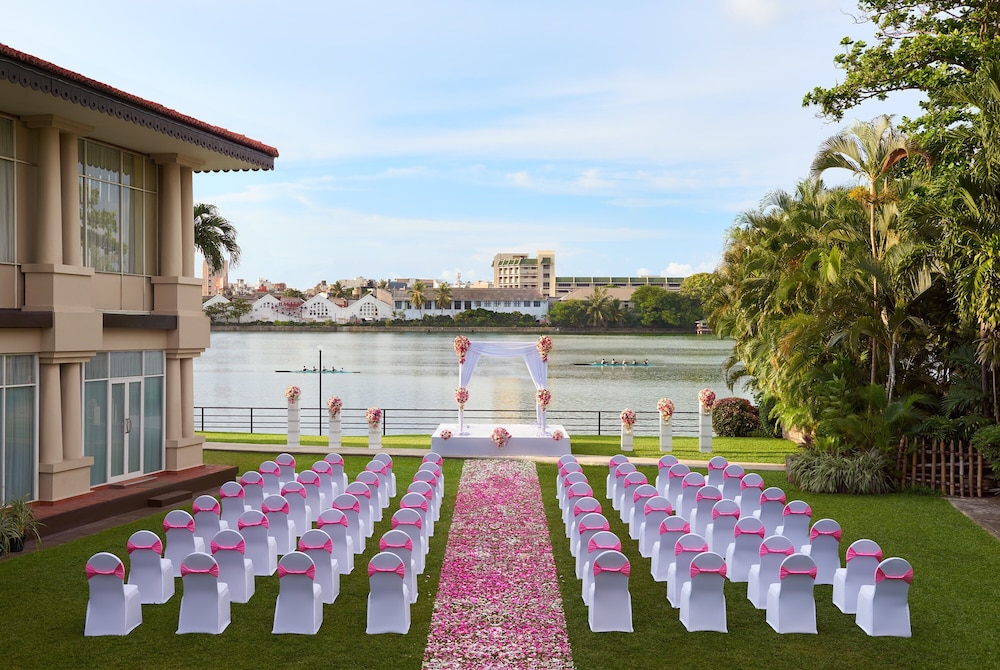 Cinnamon Lakeside Colombo — Hotel building in Colombo, Western Province