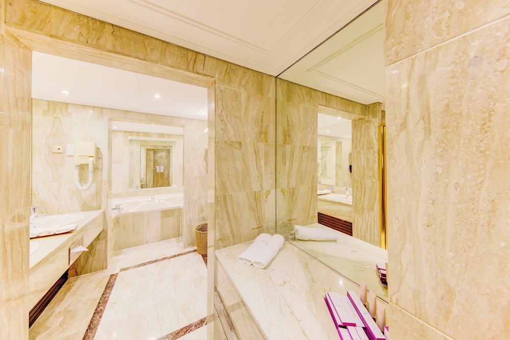 Cinnamon Lakeside Colombo — Hotel rooms in Colombo, Western Province