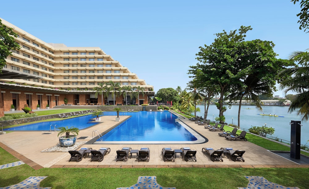 Cinnamon Lakeside Colombo — Swimming pool in Colombo, Western Province