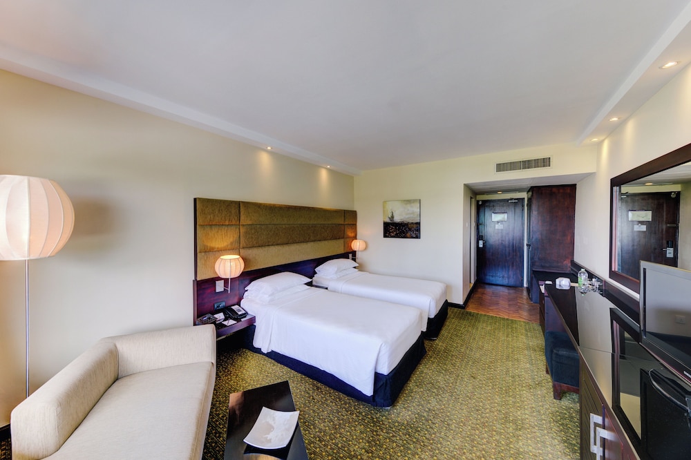 Cinnamon Lakeside Colombo — Hotel rooms in Colombo, Western Province
