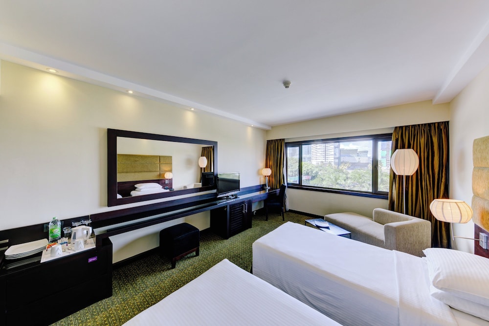 Cinnamon Lakeside Colombo — Hotel rooms in Colombo, Western Province