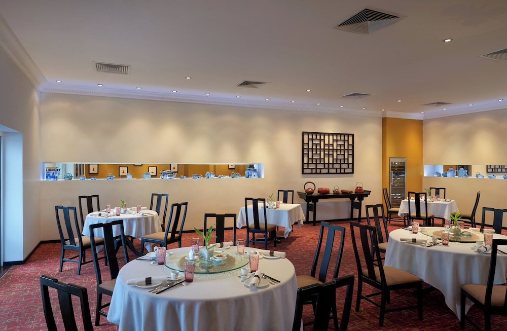 Cinnamon Lakeside Colombo — Restaurant & bars in Colombo, Western Province