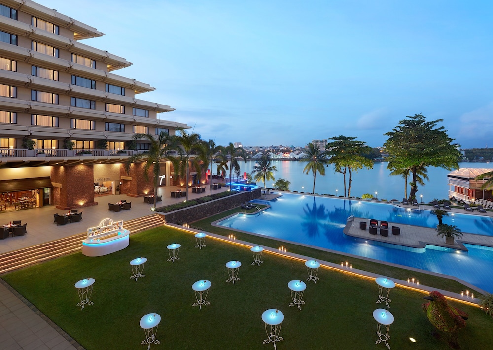 Cinnamon Lakeside Colombo — Swimming pool in Colombo, Western Province