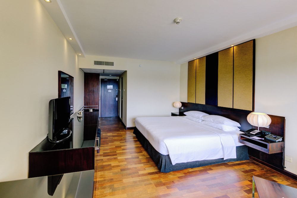 Cinnamon Lakeside Colombo — Hotel rooms in Colombo, Western Province
