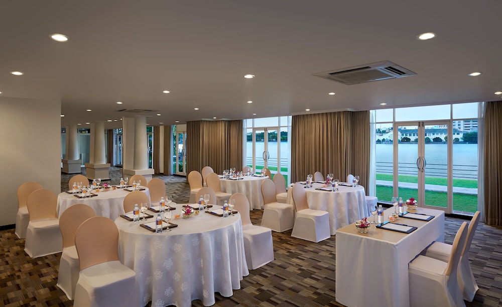 Cinnamon Lakeside Colombo — Restaurant & bars in Colombo, Western Province