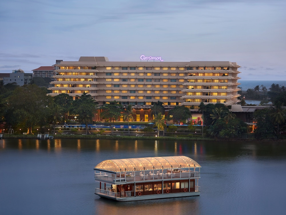 Cinnamon Lakeside Colombo — Hotel building in Colombo, Western Province