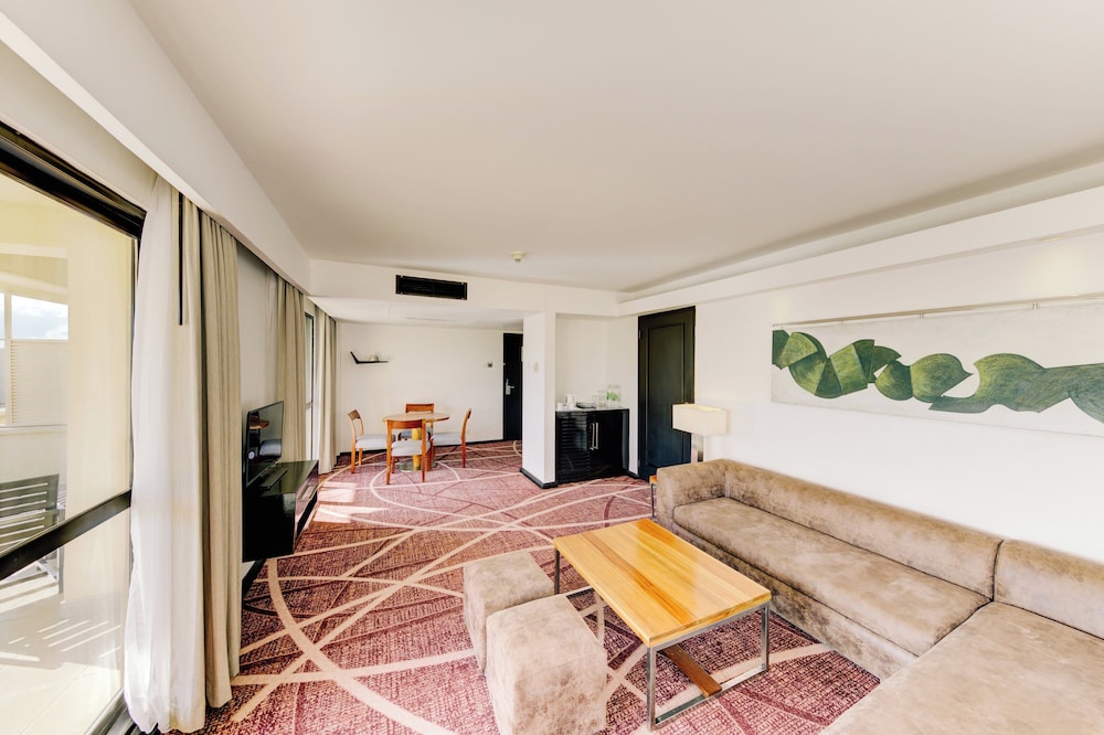Cinnamon Lakeside Colombo — Hotel rooms in Colombo, Western Province