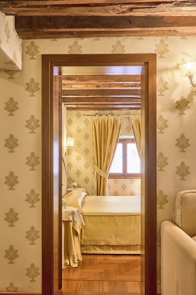 Hotel Palazzo Stern — Hotel rooms in Venice, Veneto