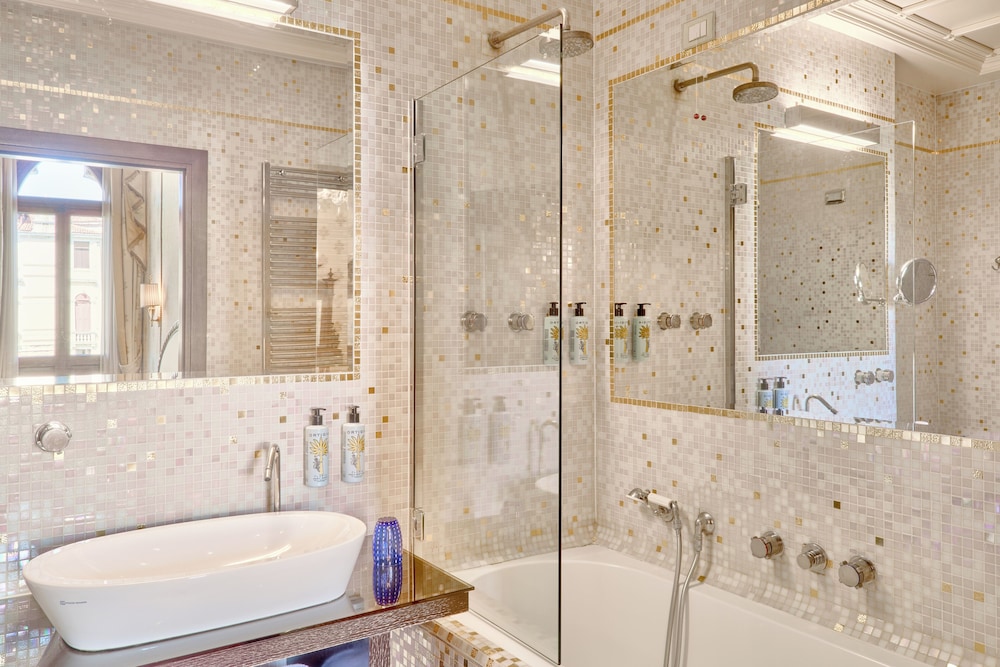 Hotel Palazzo Stern — Hotel rooms in Venice, Veneto