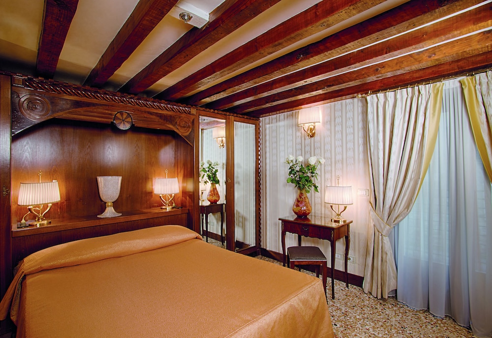 Hotel Palazzo Stern — Hotel rooms in Venice, Veneto