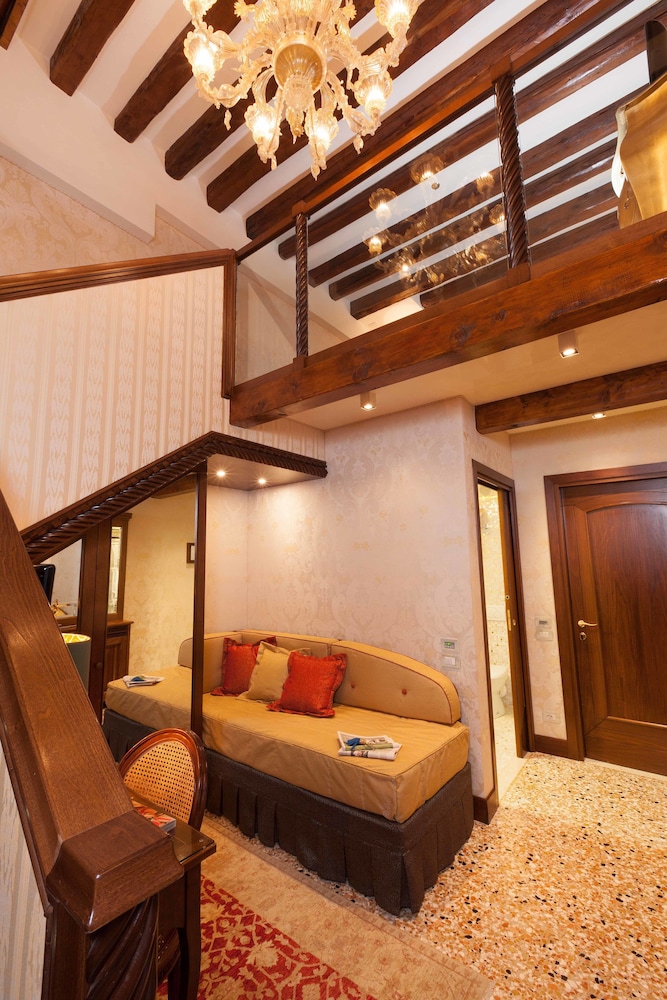 Hotel Palazzo Stern — Hotel rooms in Venice, Veneto