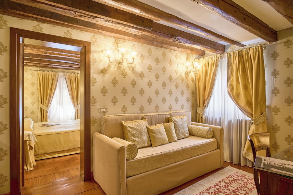 Hotel Palazzo Stern — Hotel rooms in Venice, Veneto