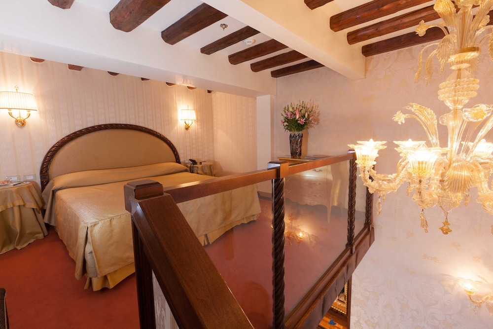 Hotel Palazzo Stern — Hotel rooms in Venice, Veneto