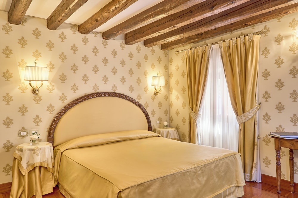 Hotel Palazzo Stern — Hotel rooms in Venice, Veneto