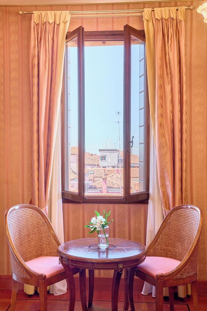 Hotel Palazzo Stern — Hotel rooms in Venice, Veneto