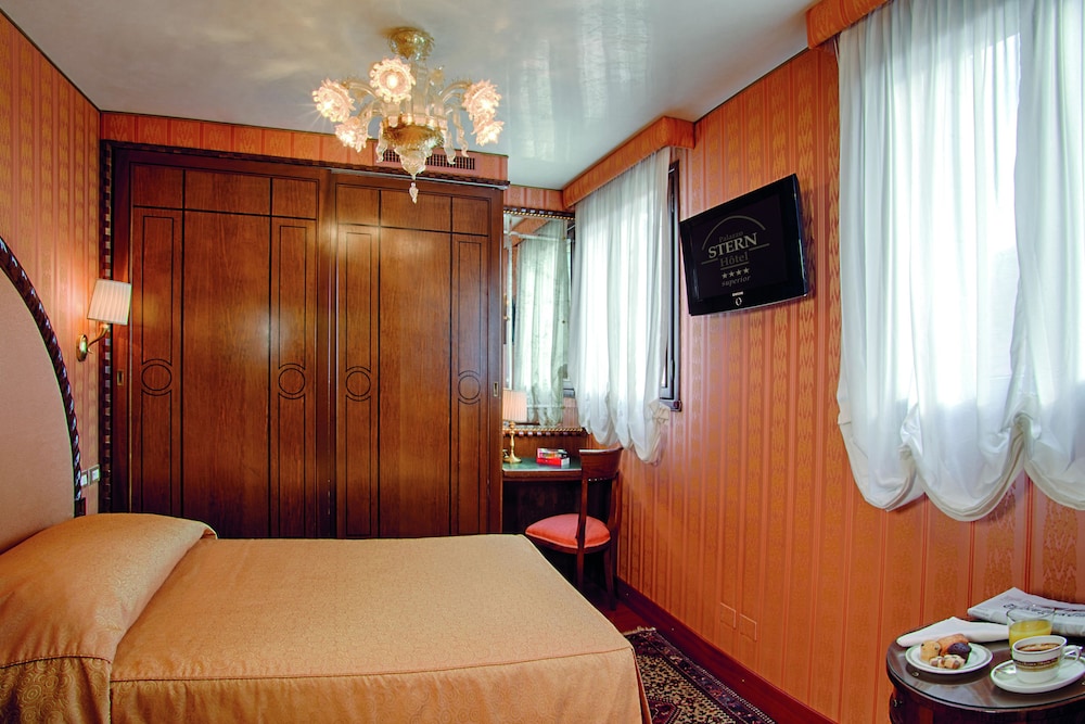 Hotel Palazzo Stern — Hotel rooms in Venice, Veneto