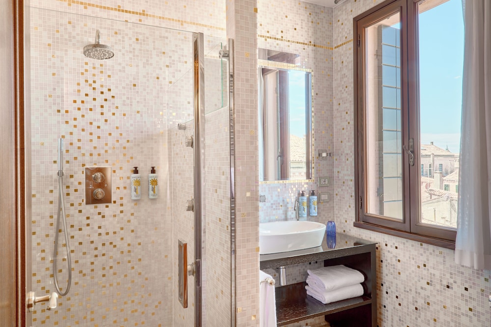 Hotel Palazzo Stern — Hotel rooms in Venice, Veneto