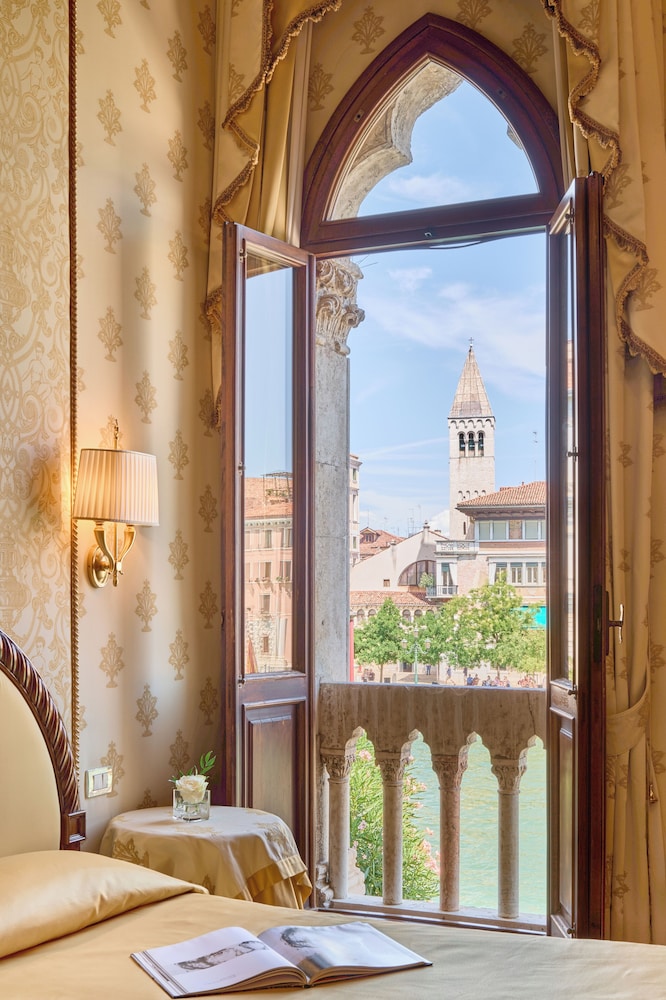 Hotel Palazzo Stern — Hotel rooms in Venice, Veneto