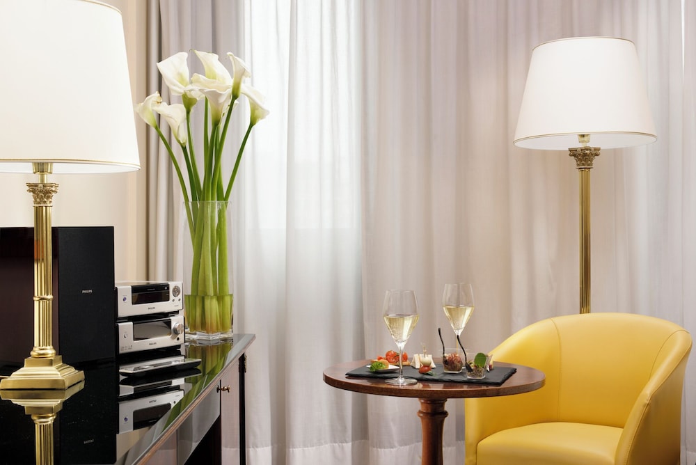 UNA Hotels Scandinavia Milano — Hotel rooms in Milan, Lombardy